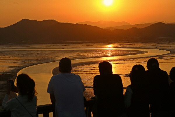 Best Neighborhoods to Stay in Seoul Ranked By Locals' Insights — photo from Korean media