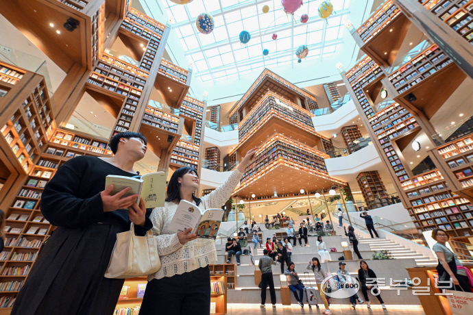 Coex Starfield Library: Instagram Crowd vs Reality After 8 PM — photo from Korean media