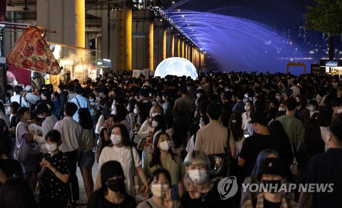 Experience the Banpo Hangang Bridge Moonlight Rainbow Fountain — photo from Korean media