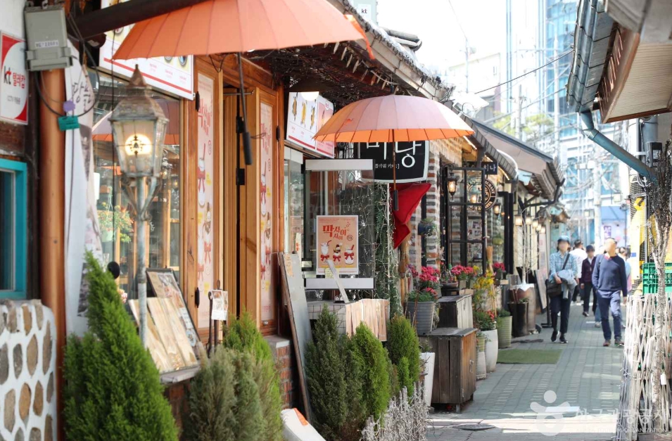 Exploring Ikseon-dong's Hanok Cafe Alley Without Getting Trapped — photo from Korean media