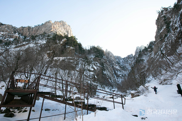 Exploring Seoraksan National Park: A Beginner's Hiking Guide — photo from Korean media