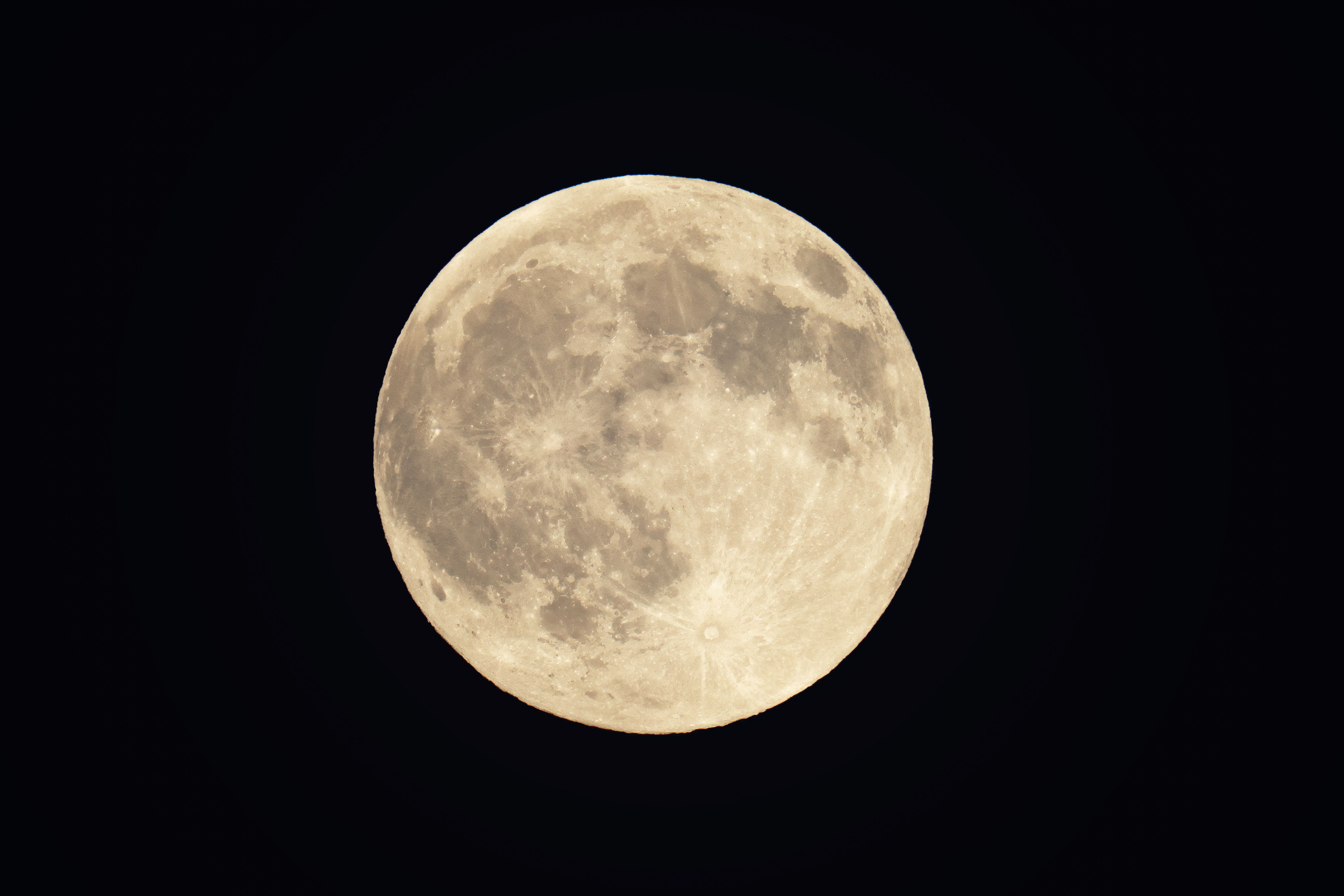 Full harvest moon of Chuseok (Hangawi) night sky — Korean harvest festival reference photo