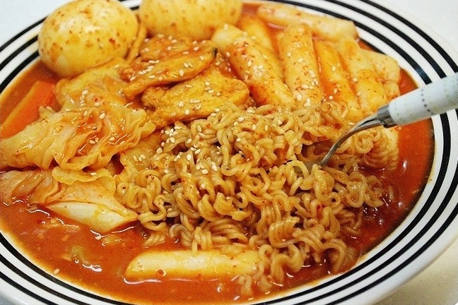 combination of tteok-bokki and ramyeon