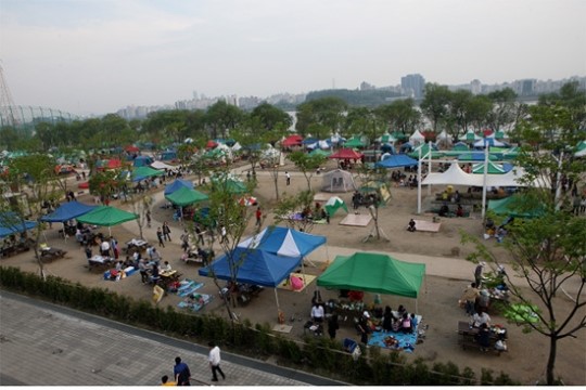 Your Guide To A Summer Night Chimaek Picnic At Ttukseom Hangang Park — photo from Korean media